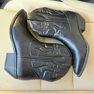 Worn once like new! 8.5 Black stitched cowgirl western pointed toe ankle booties